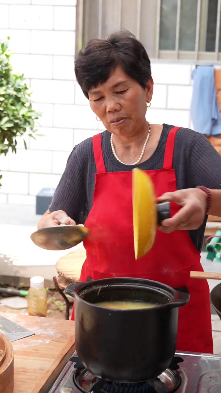 记录妈妈为家人做饭的一天：酱肉包+南瓜小米粥+土豆丝，简单幸福就是这味道！