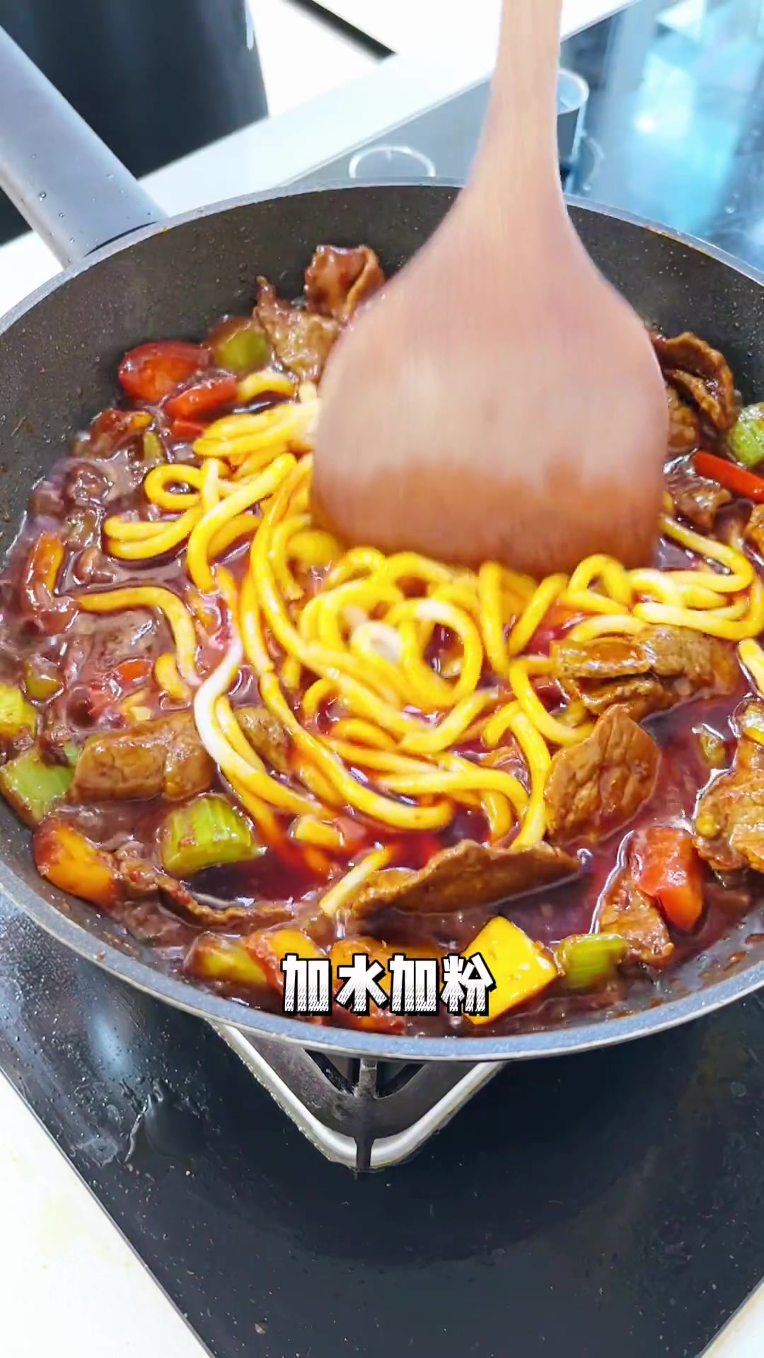 辣哭老外!老外第一次吃爆辣新疆炒米粉!会喜欢吗?