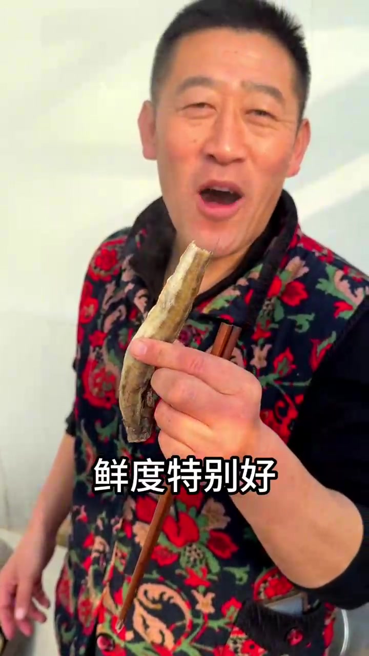 馋舍人了,老妈做这一大锅好饭,这个大馒头蒸的透宣透宣的,就着咱家的小鱼干太好吃、太下饭了,