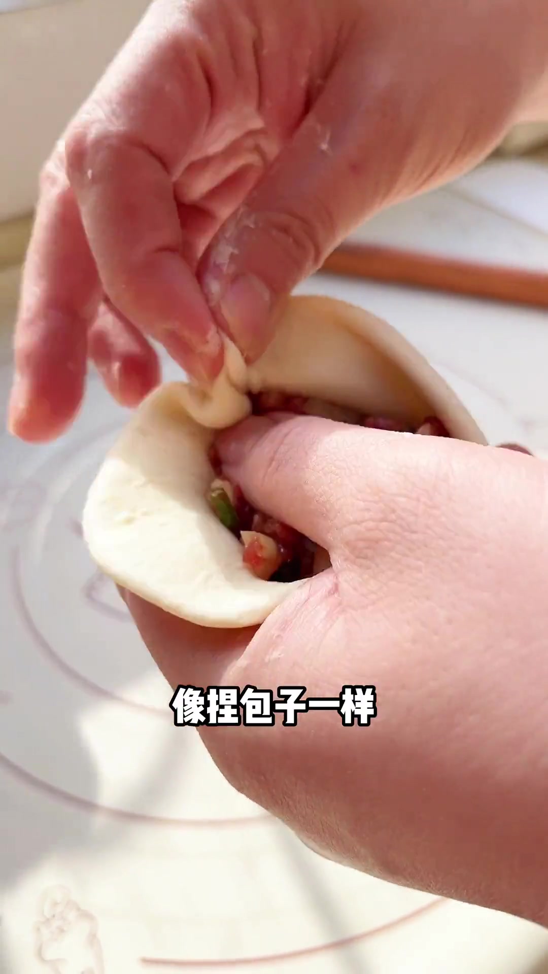 办公室午饭:今天吃洋葱牛肉馅饼,爆汁的那种,太香了