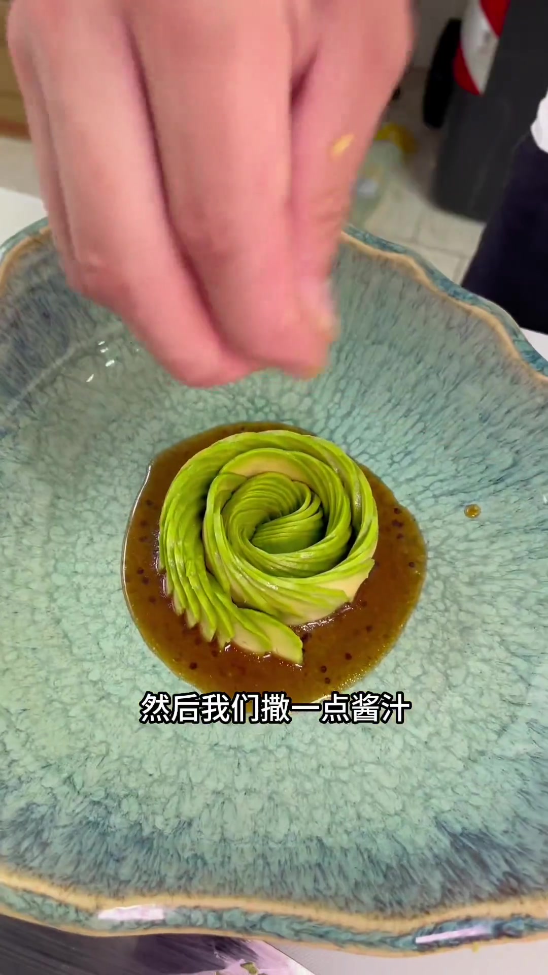 怎么把牛油果做成你吃不起的样子。这期就让大师傅分享给大家一道简单的牛油果沙拉