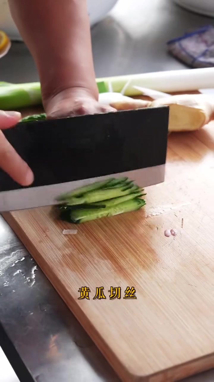 天热你就信我的,整点这开胃解馋的“柠檬手撕鸡”和“鸡丝拌面”酸中带香,香里透鲜,酸酸辣辣的