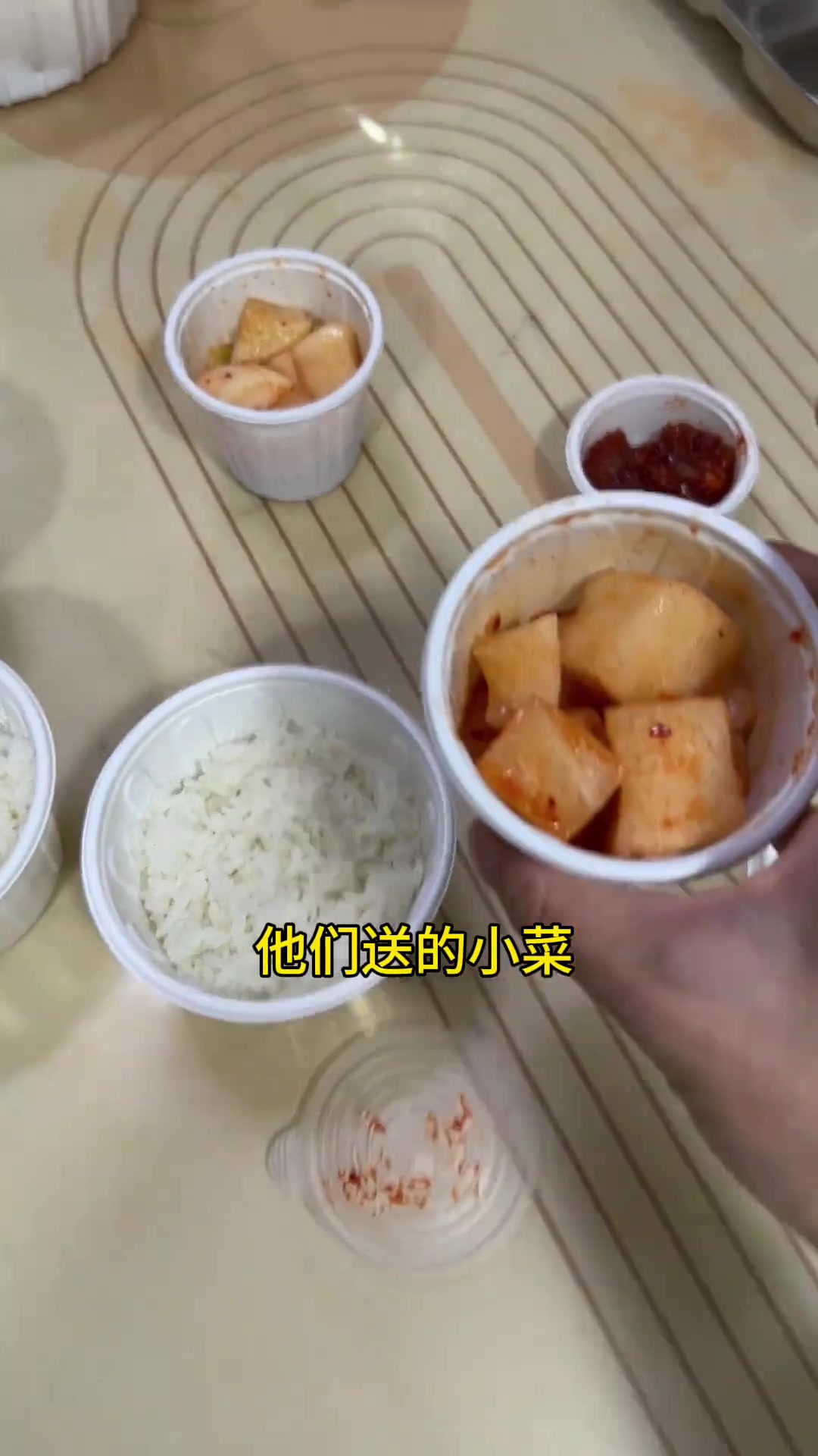今天做了厨房大扫除,晚饭就点了外卖豆芽汤饭
