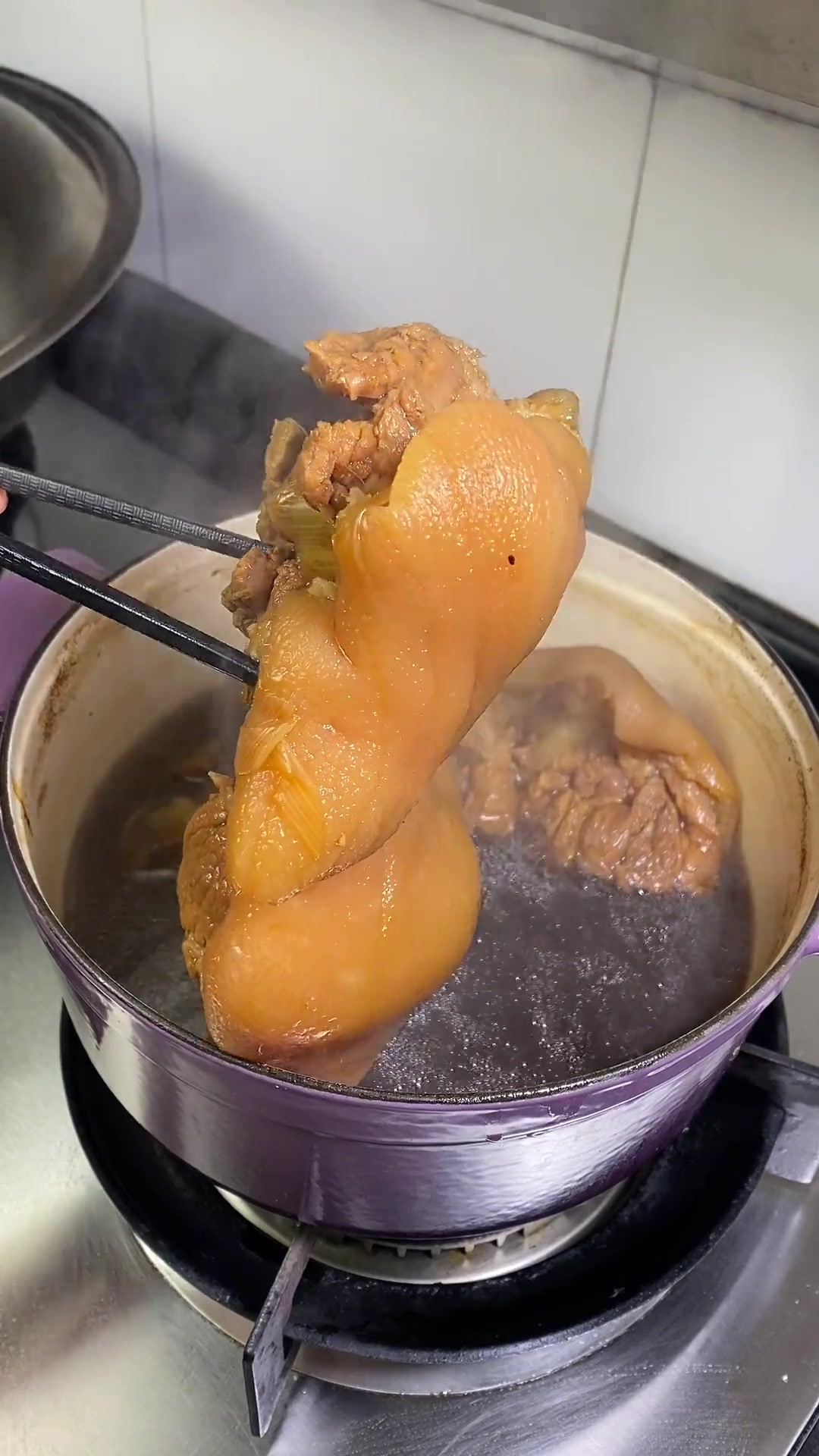 她老婶子，快点做这个凉拌肘子，给家里的老公当下酒菜吧