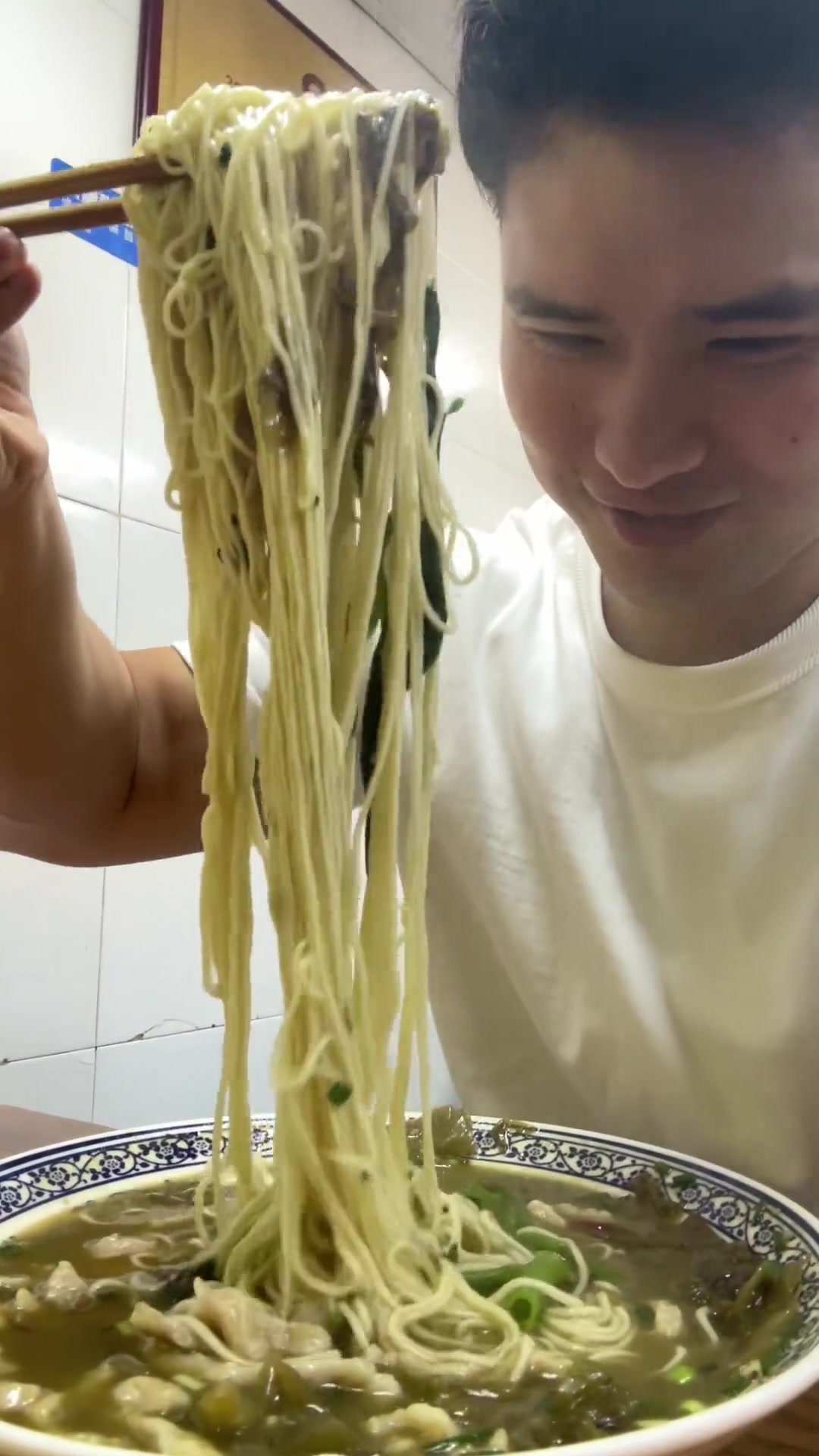 我又来吃32一碗的酸菜肉丝面Double版了