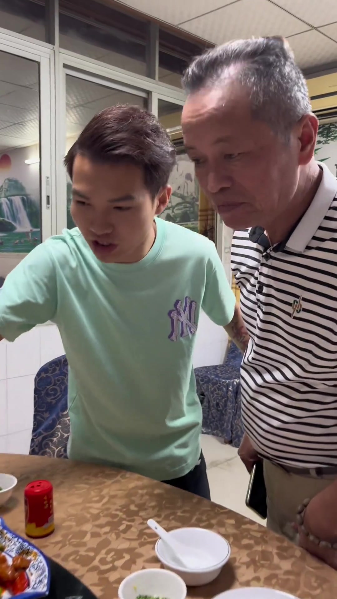 今天带鼎哥来吃“鱼羊鲜”火锅!同时也欢迎你们来品尝品尝!