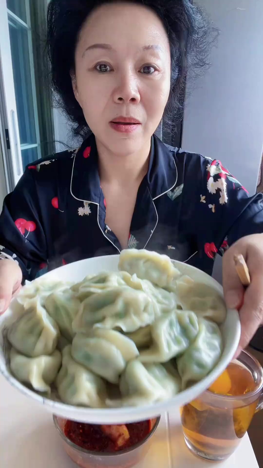热腾腾的饺子，快来一起品尝！