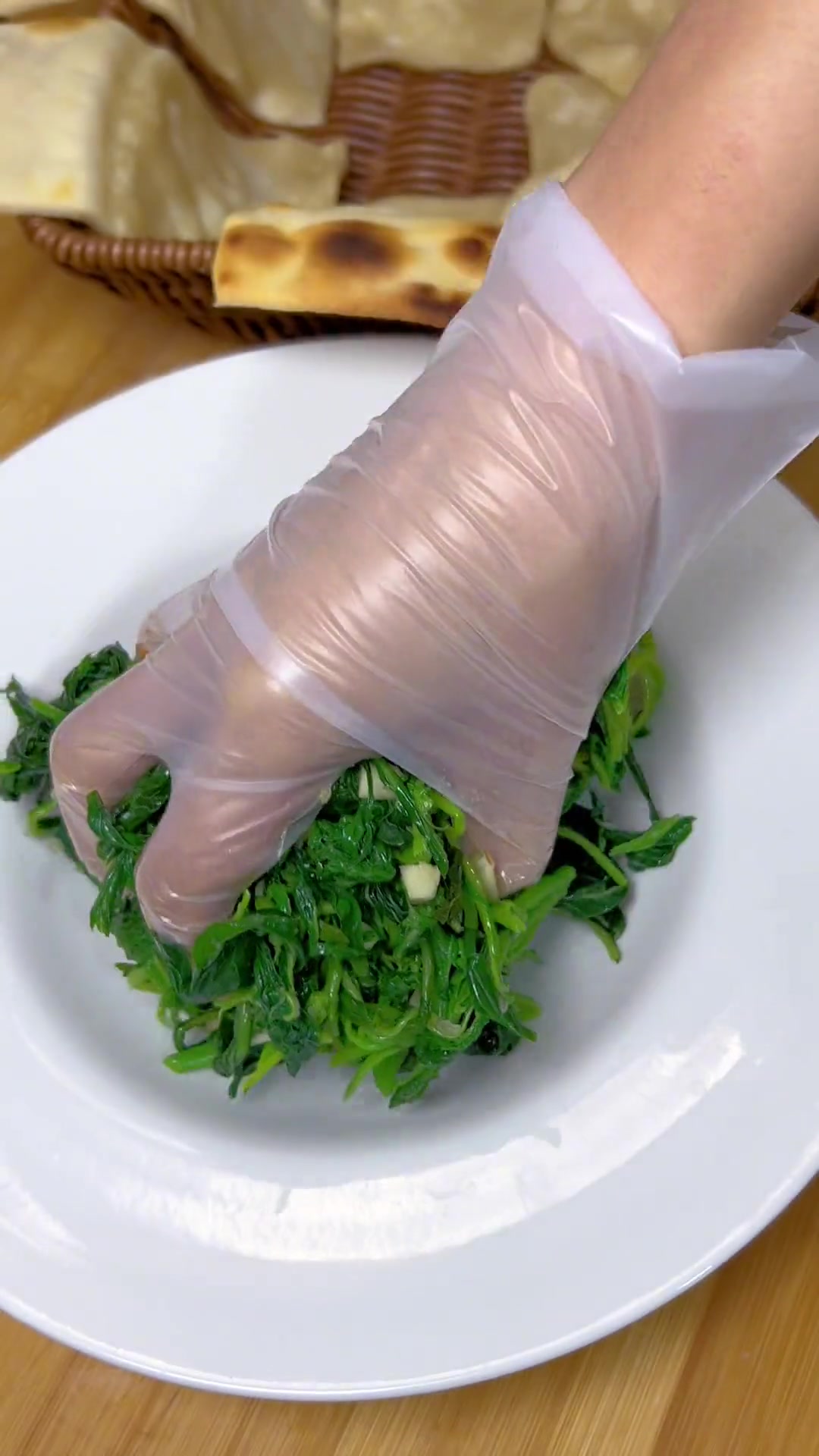 都喝汤了没有，看看这样的晚饭咋样合不合你口味，死面锅饼子蒜泥鸡蛋，凉拌咪咕菜夏天没胃口就得