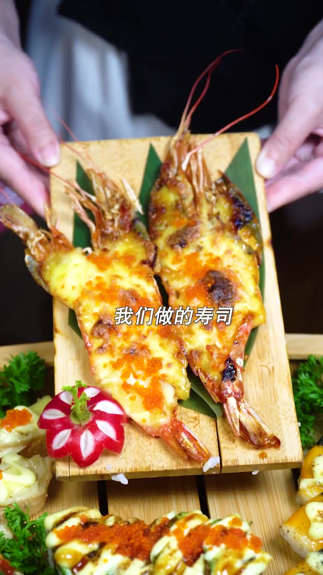 花都广场发现了一家吃龙船寿司的小店，一个龙船寿司船里面有足足10种不同种类的寿司，七夕赶紧