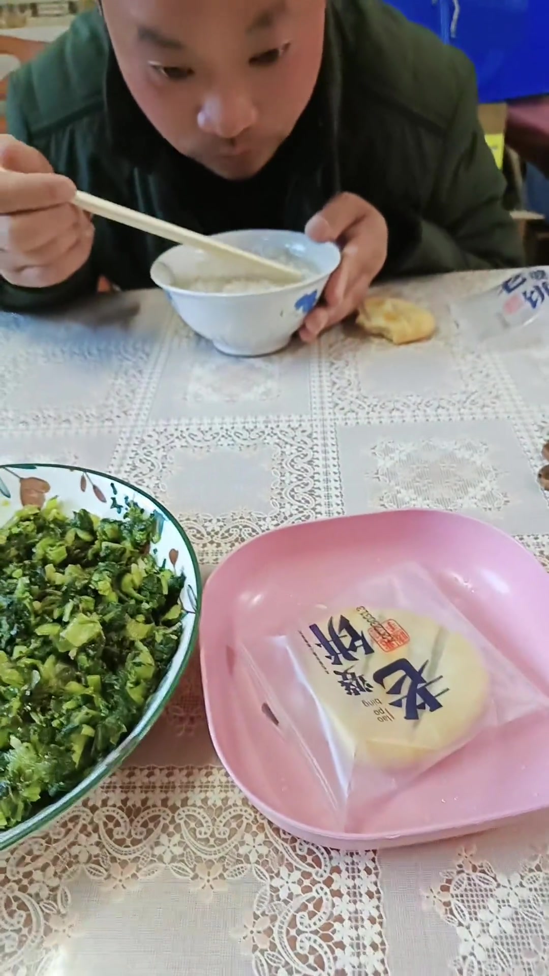 吃粥嘴啾着，看到老婆饼表情不一样啊
