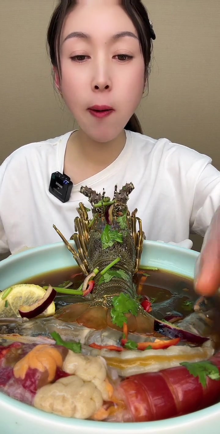 捞汁生腌超大半截虾,常有带黄,虾线清晰可见