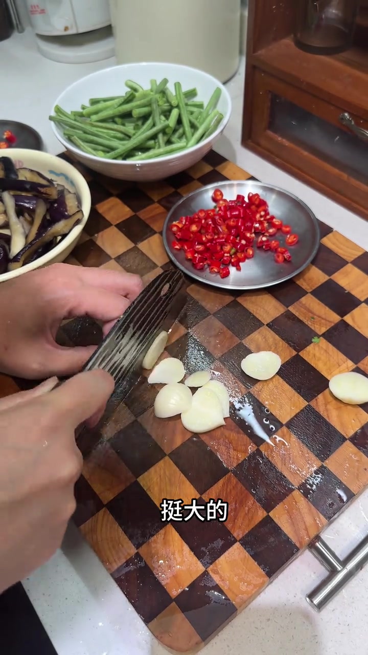 简单又好吃的农家菜，夏天的餐桌上真的少不了！你们都去试一下我这个做法～很好吃，软糯香甜的～