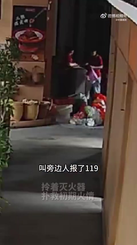 江西宜春一饭店厨房被烧得一片狼藉！只因店员炒菜途中离开，油锅起火引燃了油烟机管道。幸亏厨师