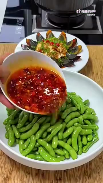 湖北湖南人接下来两个月餐桌上的C位非它们莫属油焖小龙虾,翠绿空心菜,红苋菜,丝瓜汤,麻辣毛
