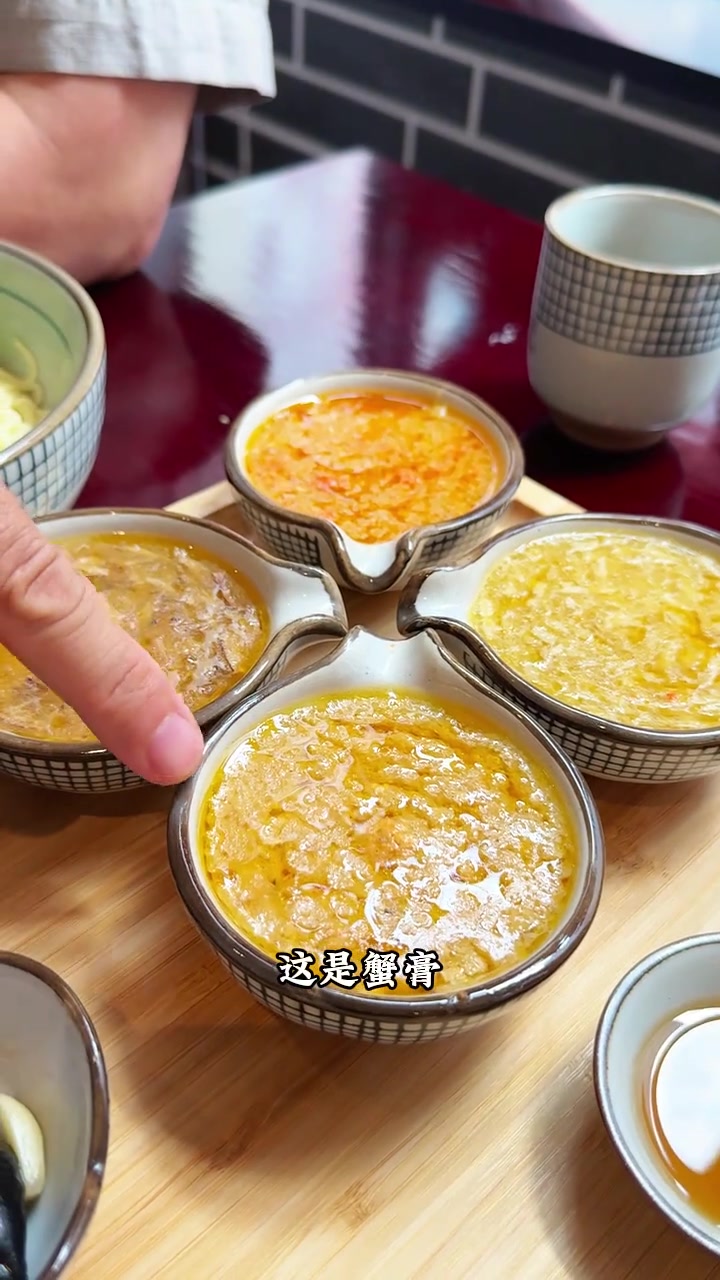 又是一年蟹粉季,在南京路第一食品商店里藏着一家蟹粉面馆,有蟹粉面和蟹粉捞饭,搭配蟹粉娃娃菜
