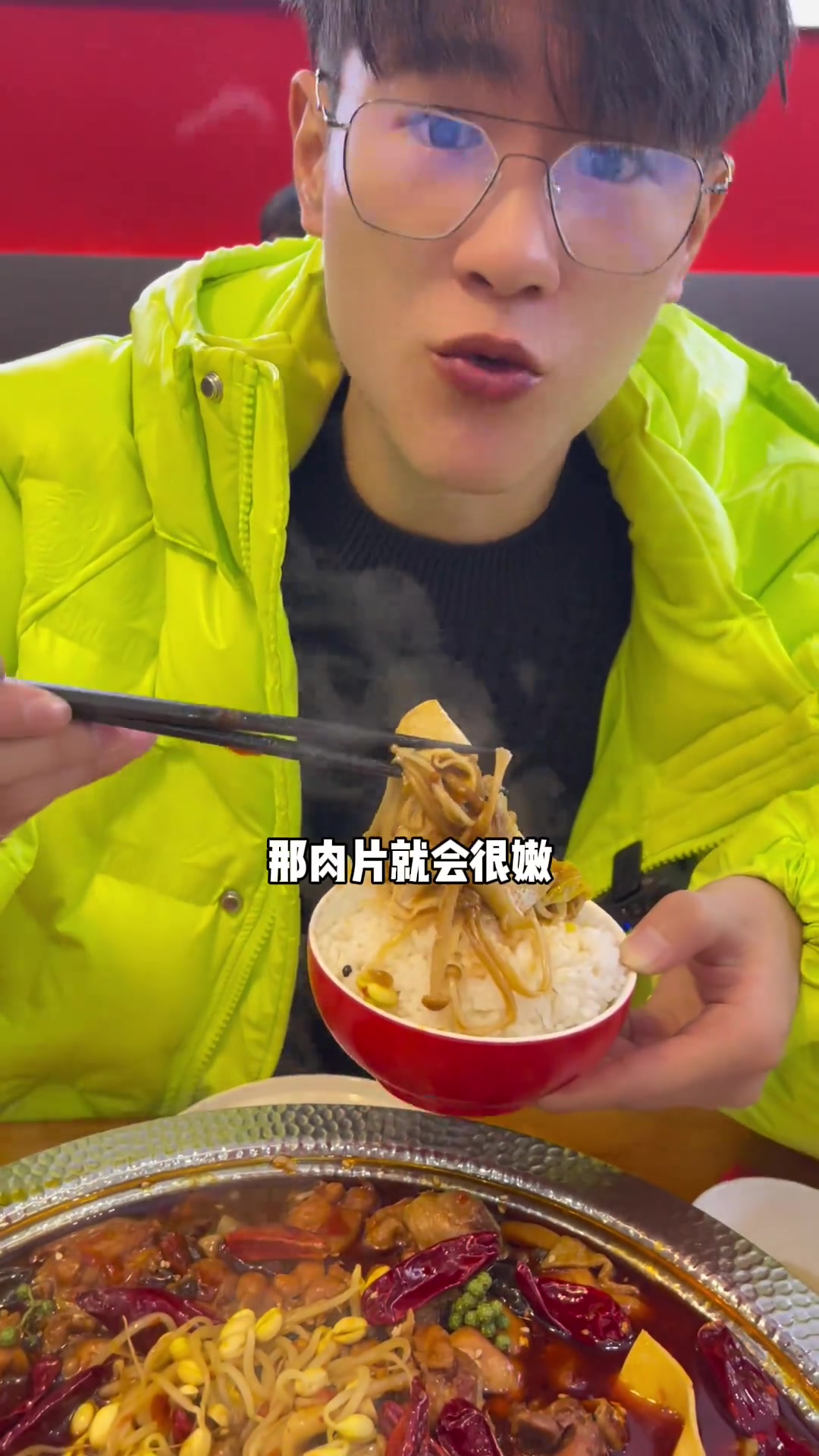 吃完炒鸡不过瘾,再整火锅鸡泡汤吃大饼,素菜配米饭!