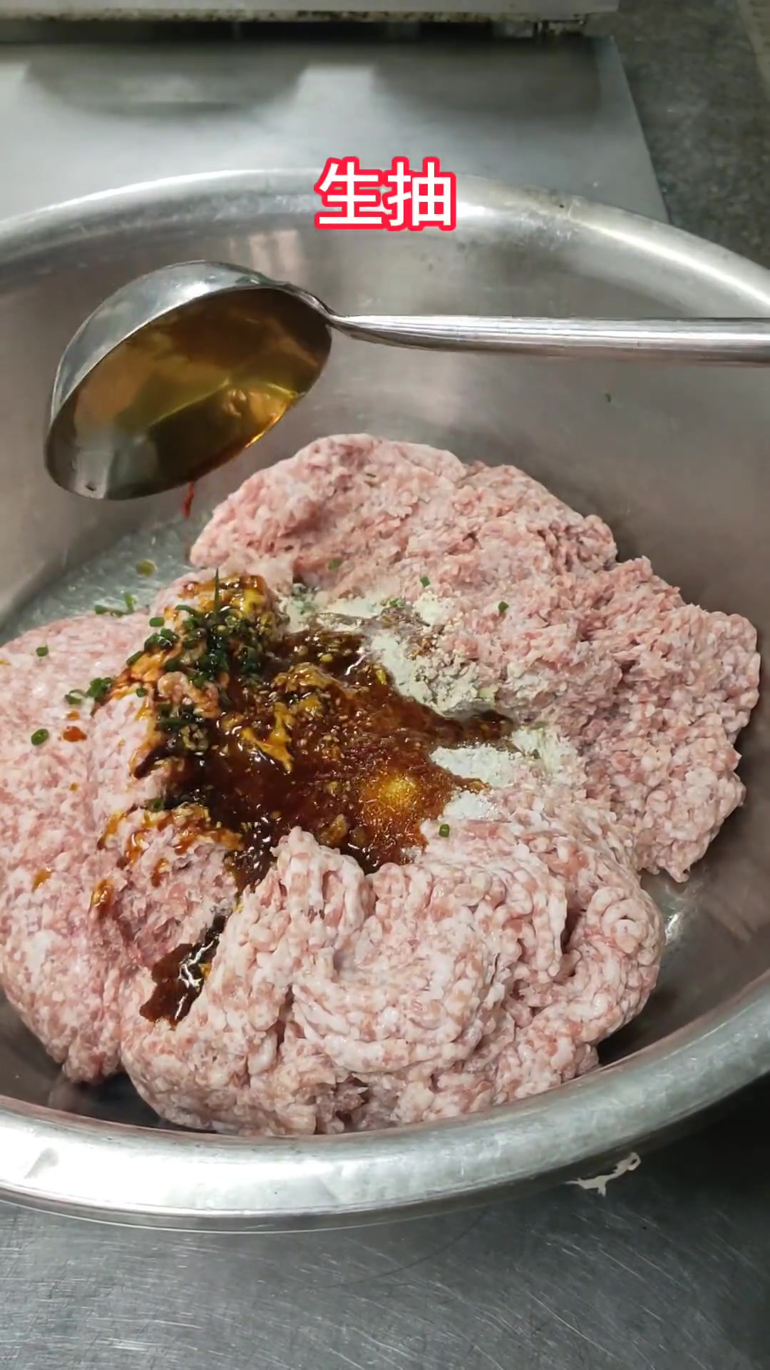 今日分享一道清爽型的菜品三鲜小肉圆做法,汤汁浓郁,肉圆Q弹,老人小孩都喜欢的,做法简单,喜