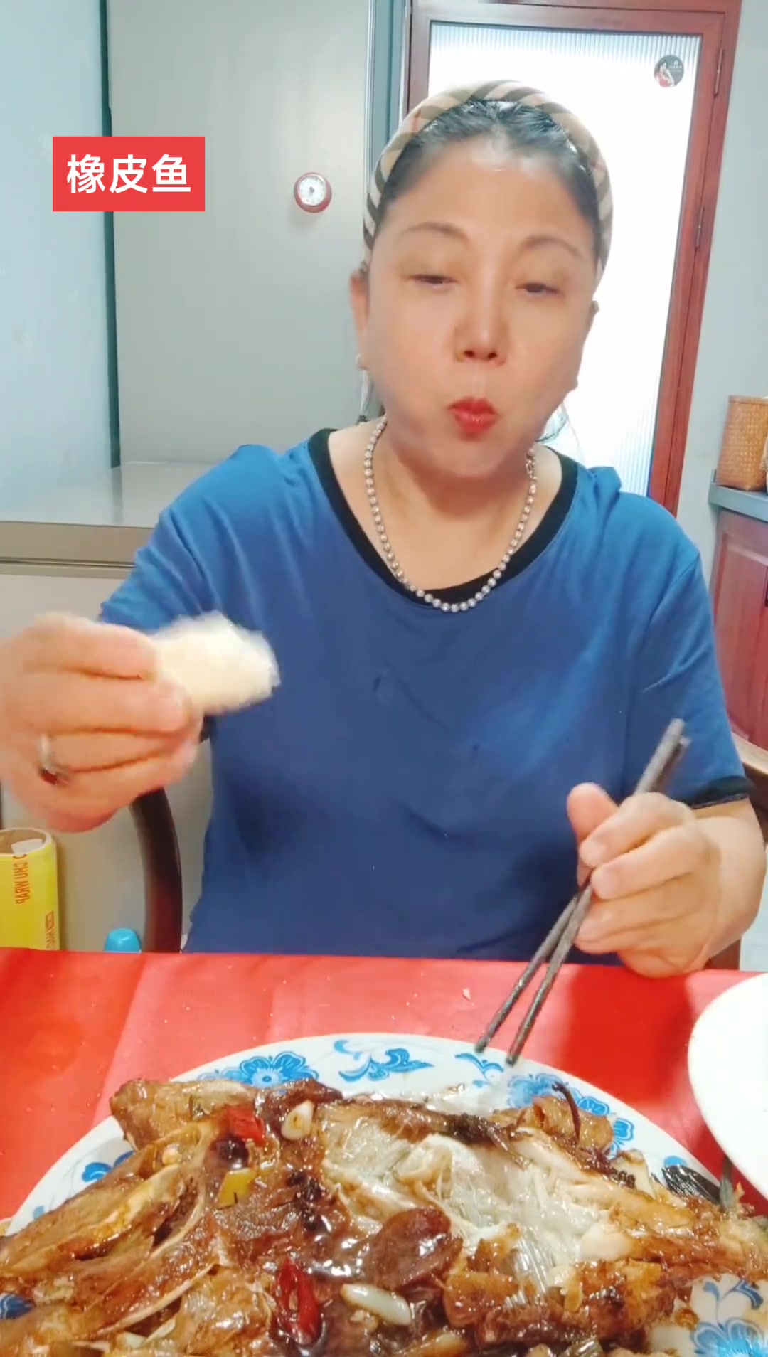 咱们天津叫橡皮鱼。南方叫扒皮鱼。这个鱼长得丑,吃着香。窝头熬鱼也是咱们天津特色。感觉真好吃