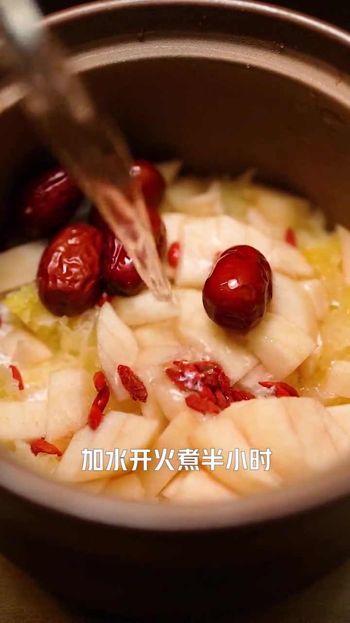 春雷响，万物长，乍暖还寒，宜饮食清淡，来一碗雪梨银耳粥生津润肺吧！