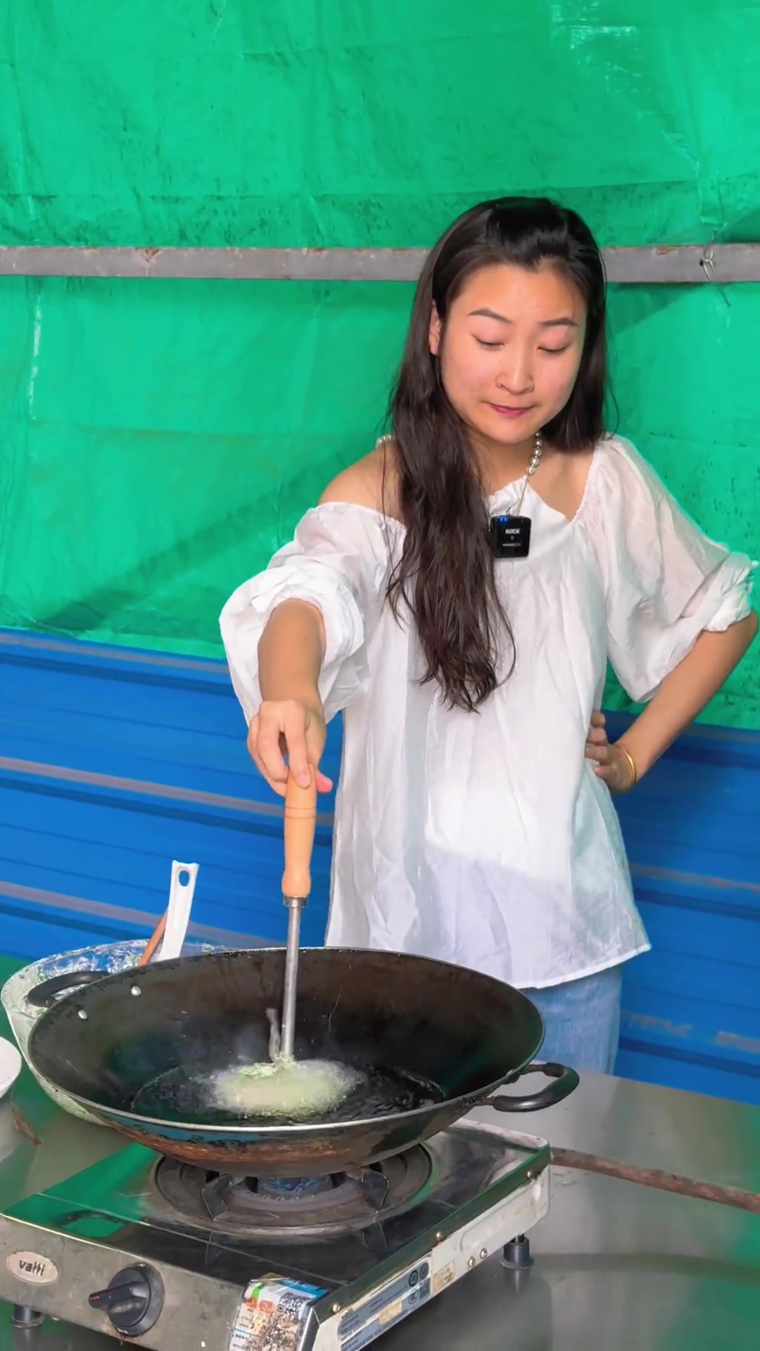 海南临高特色美食—韭菜饼,选用海南本地韭菜加上小河虾搭配一起韭菜多汁和小河虾的鲜脆太好吃了