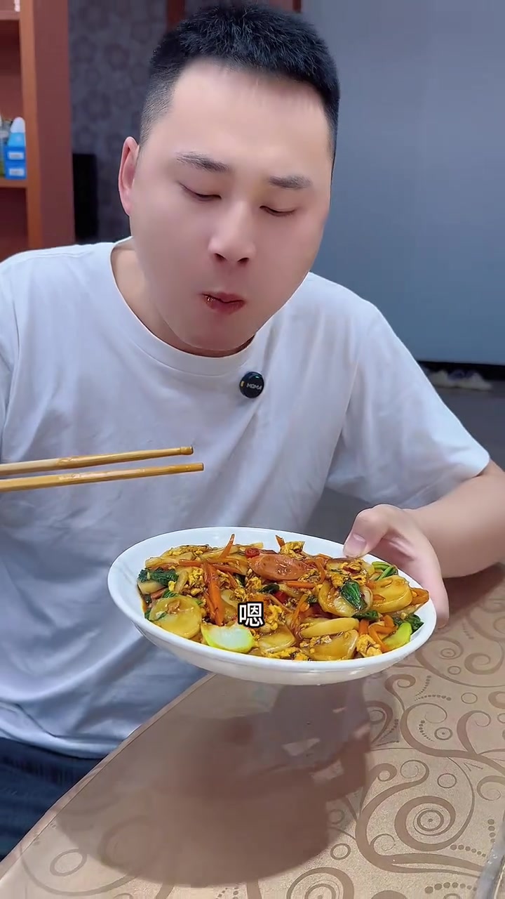 炒年糕是什么人间美味啊!也太好吃了吧!好喜欢糯叽叽的年糕～这样做的比夜市小摊还好吃!