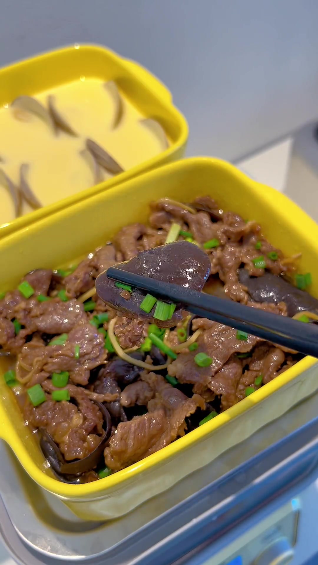 今天吃木耳蒸牛肉、白贝蒸蛋、蒜蓉丝瓜,还有一家人都可喝的鱼胶红枣椰子鸡汤