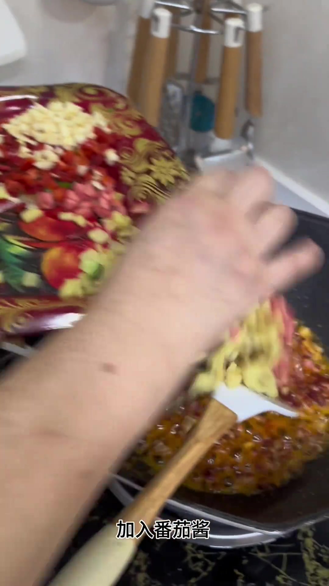 妈咪美食教做特色炒馄饨，快来跟着试试吧