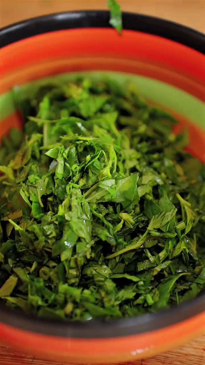 河南的老式儿菜汤你喝过吗，黄花菜、木耳、豆角、加上酸酸甜甜的番茄，这一碗菜汤，暖胃又解馋，