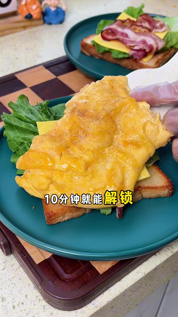早餐糖果爸做了厚蛋烧吐司，软嫩鲜香，一口下去超满足！不仅颜值高还很有营养 早餐 厚蛋烧吐司