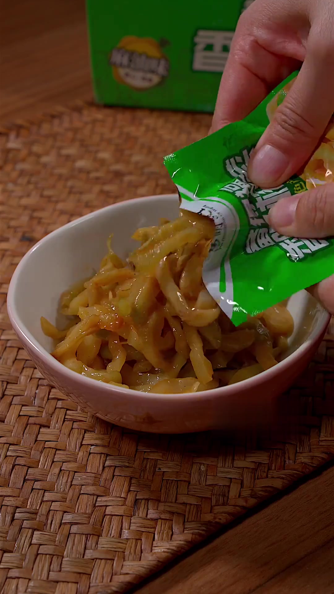 家里不想炒菜的时候,我就做这道榨菜炸鸡蛋,简单好吃又下饭