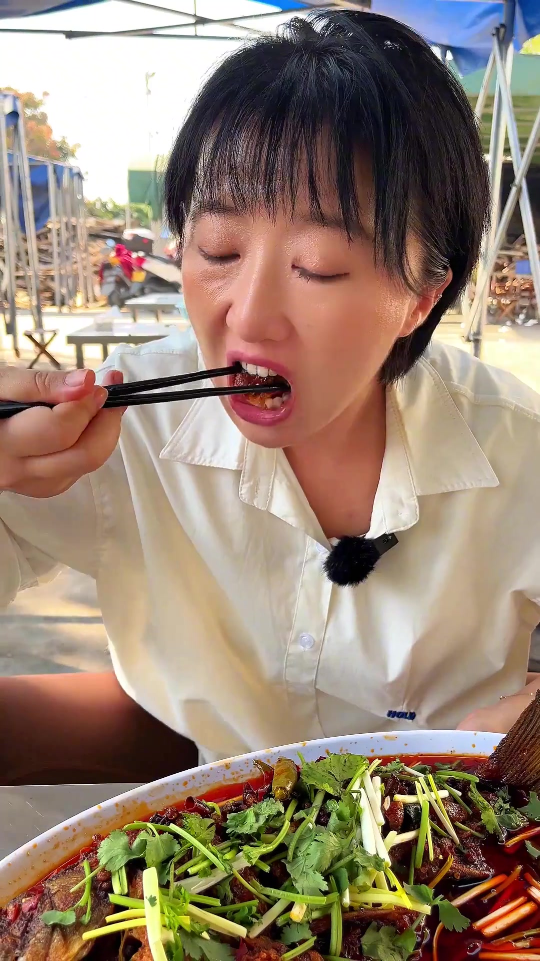 宝藏餐厅藏不住|阿庆嫂劈柴院地锅村徐州土灶柴火地锅鸡,还没进院就闻着香味了,那个饼子吃起来