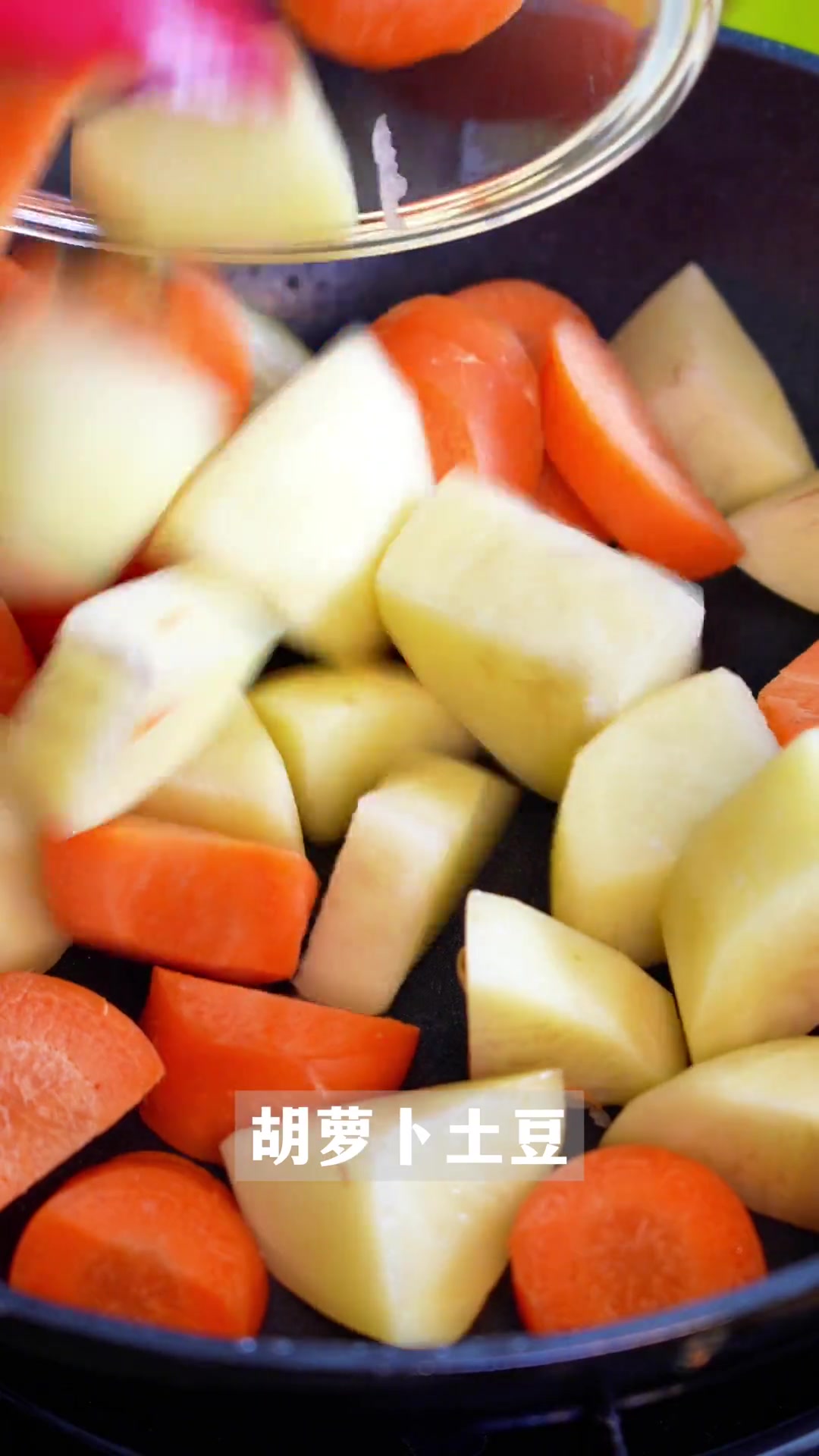 日式咖喱牛肉饭，王叔叔教会我的一道菜，经常做给自己吃，味道很棒哦