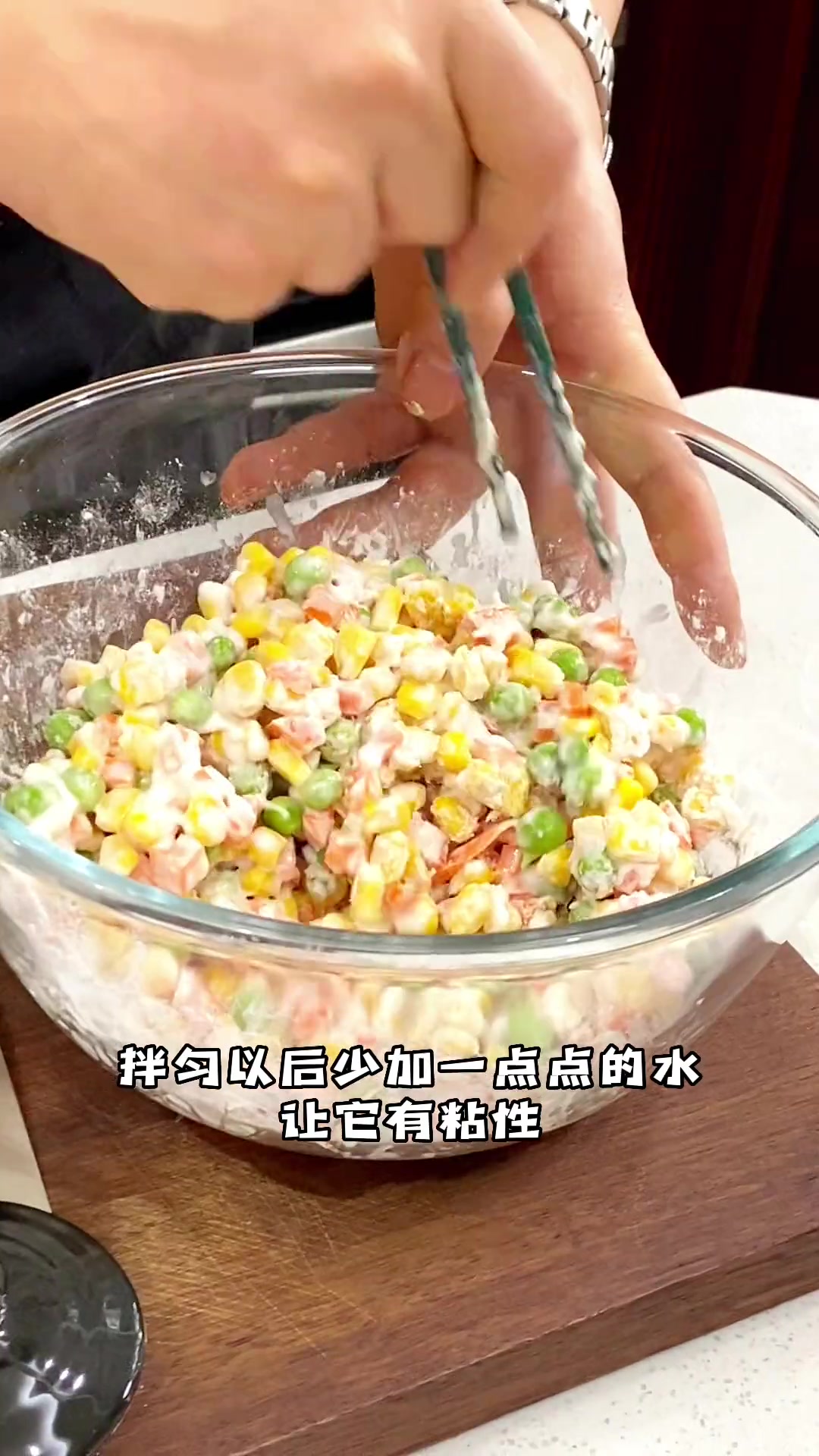 玉米烙大家都喜欢,在家怎么做不松散而且要脆,你看我怎么做