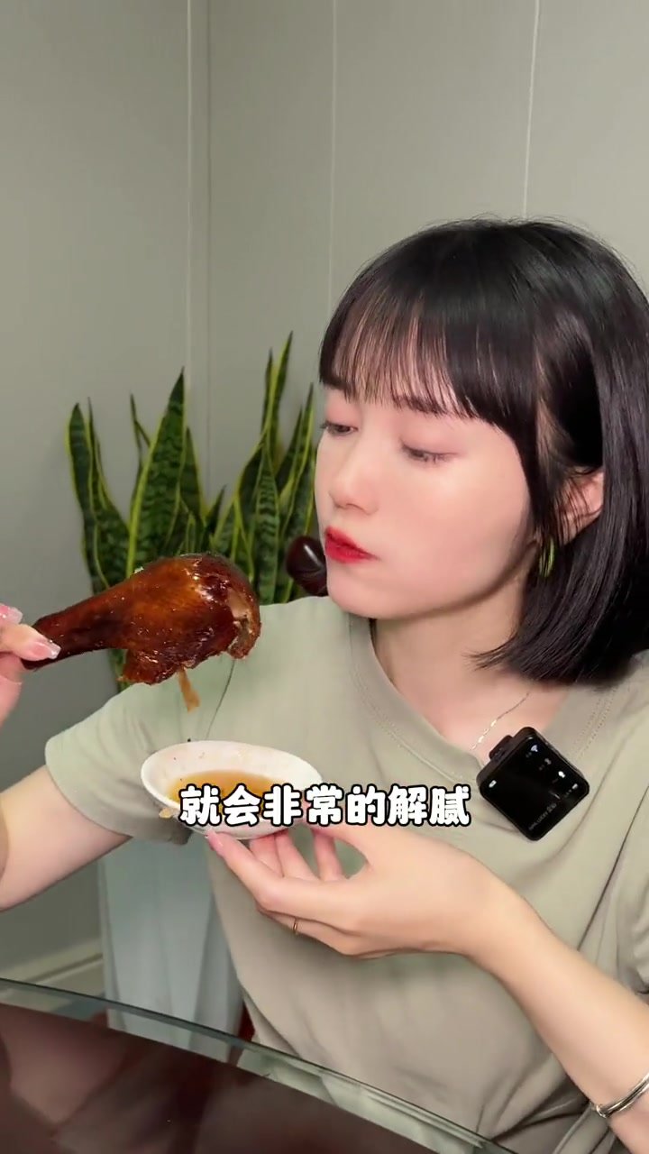 终于吃到了被广东朋友安利好多次的广式吊烧鸡和土鸡煲,外脆里嫩真的绝!