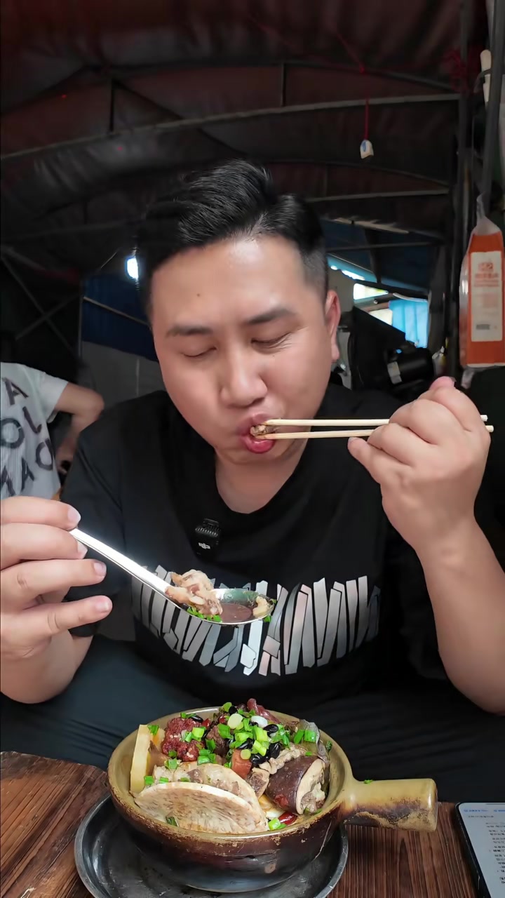 广西玉林煲仔饭15块一碗，品种多得比相亲对象还难挑！随便你加到满吃到饱