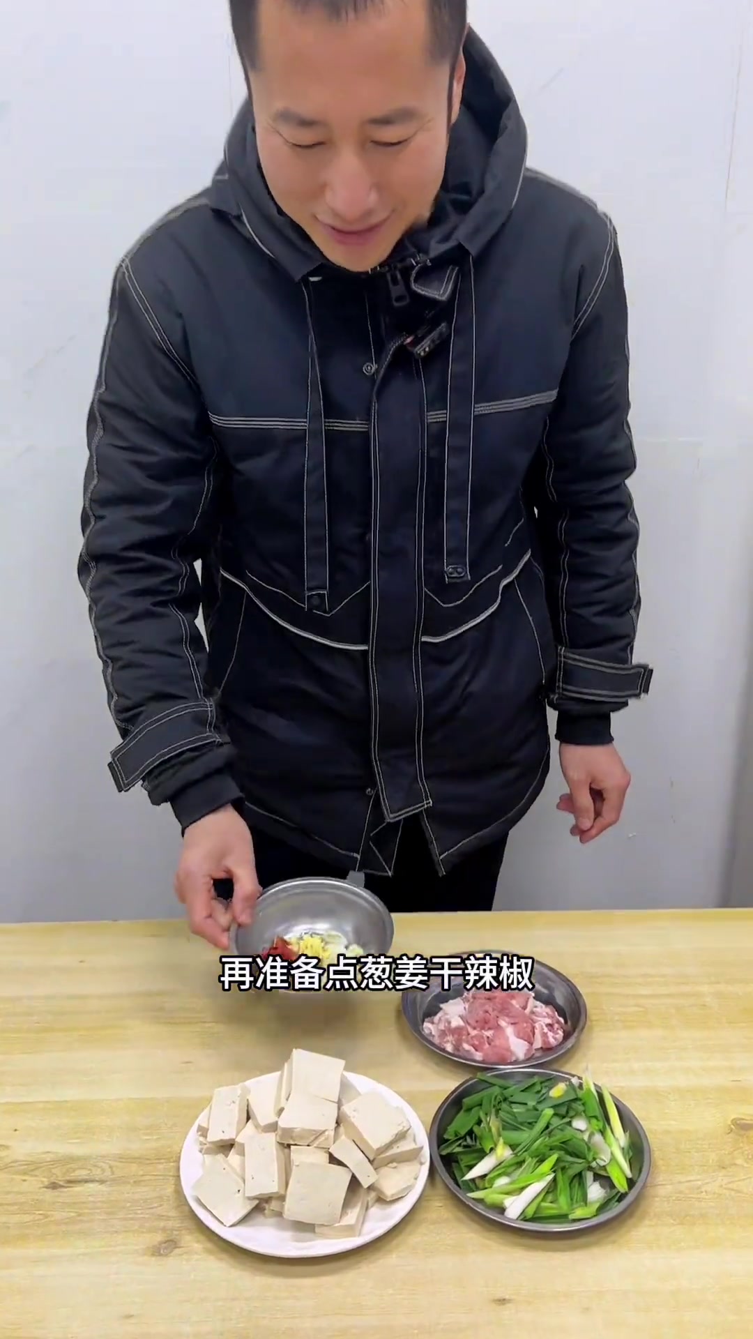 蒜苗烧豆腐一道简单又好吃的家常菜,蒜苗的清香和豆腐的香味相互融合,一口接一口好吃到停不下来