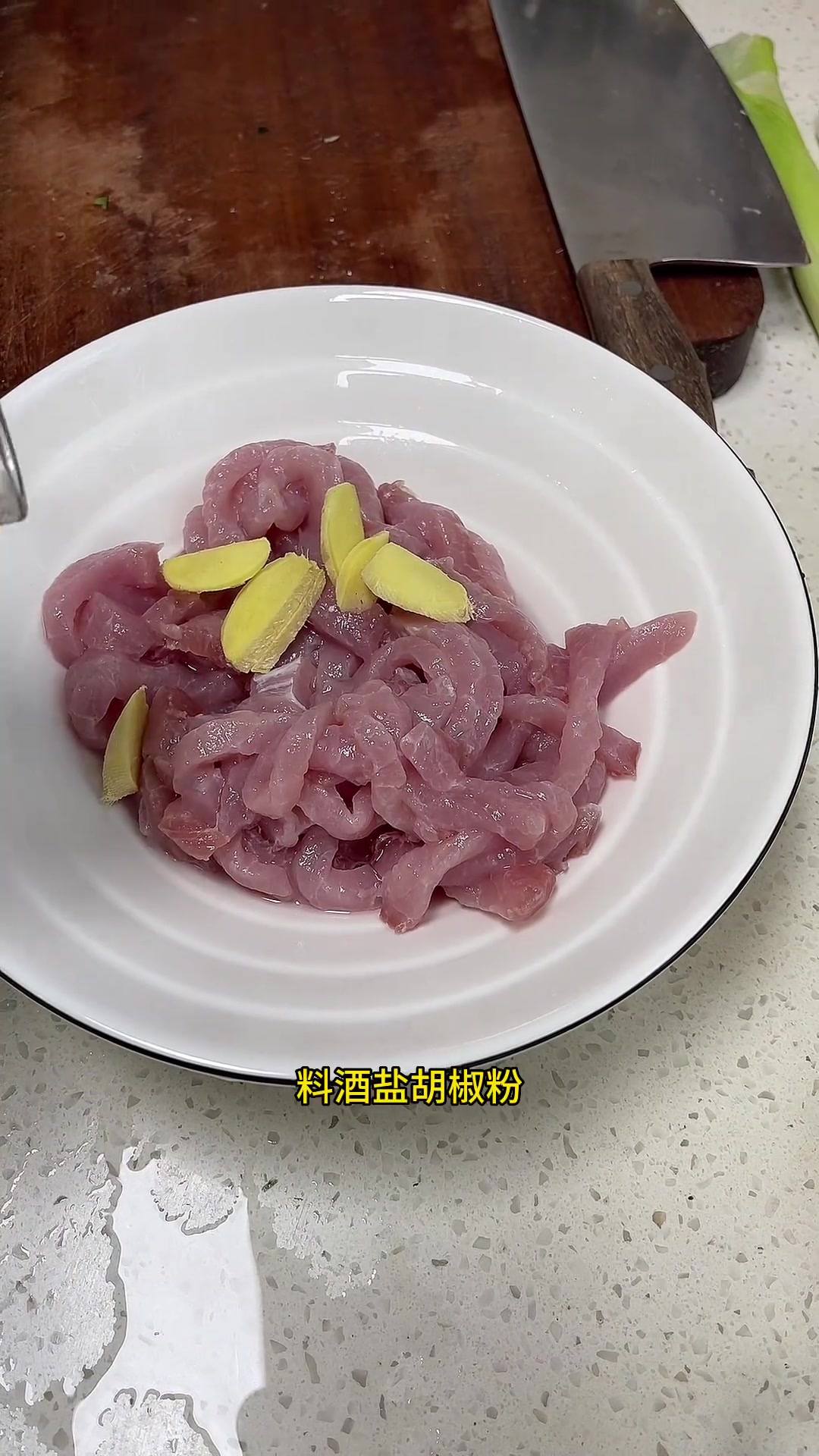 小二宝昨天吃火锅吃了一盘肉积食了,今天的糖醋里脊一口没吃,小孩还是要少吃肉