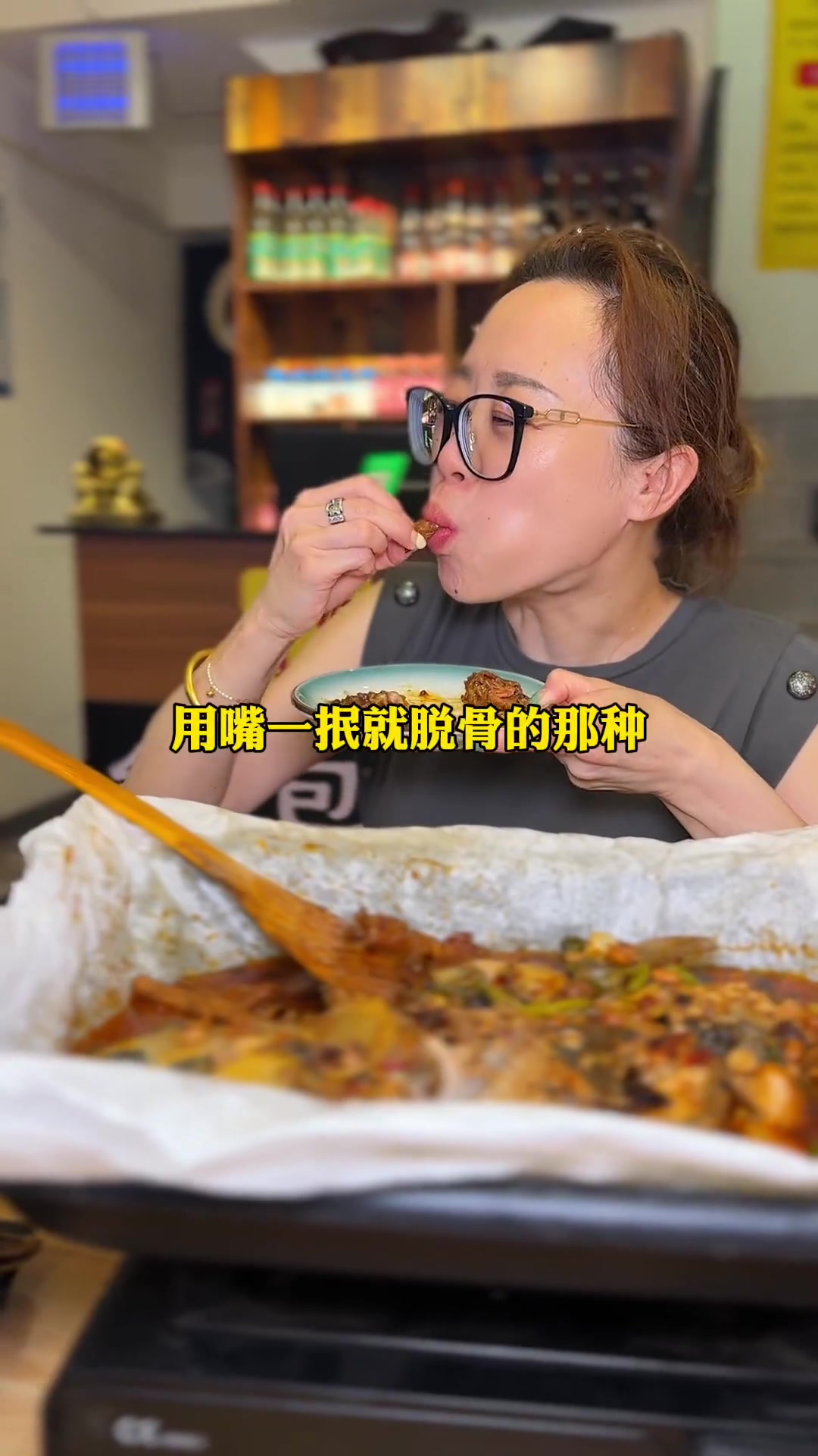 会工夜市纸包鱼封神!青江鱼嫩,鸡爪脱骨,牛蛙好吃!