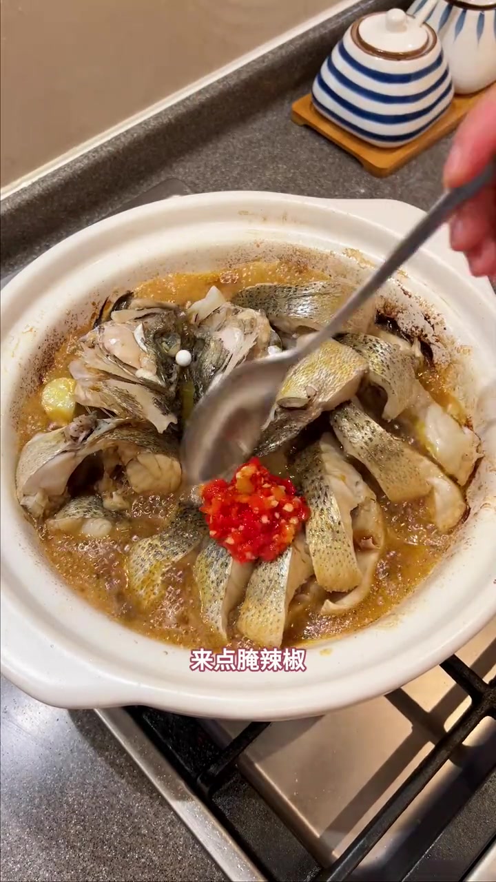 「家的味道」天气渐凉，每年秋天都会煮上一锅养生牛骨汤，暖心又养胃！晚餐第一次烧了砂锅焗钱塘