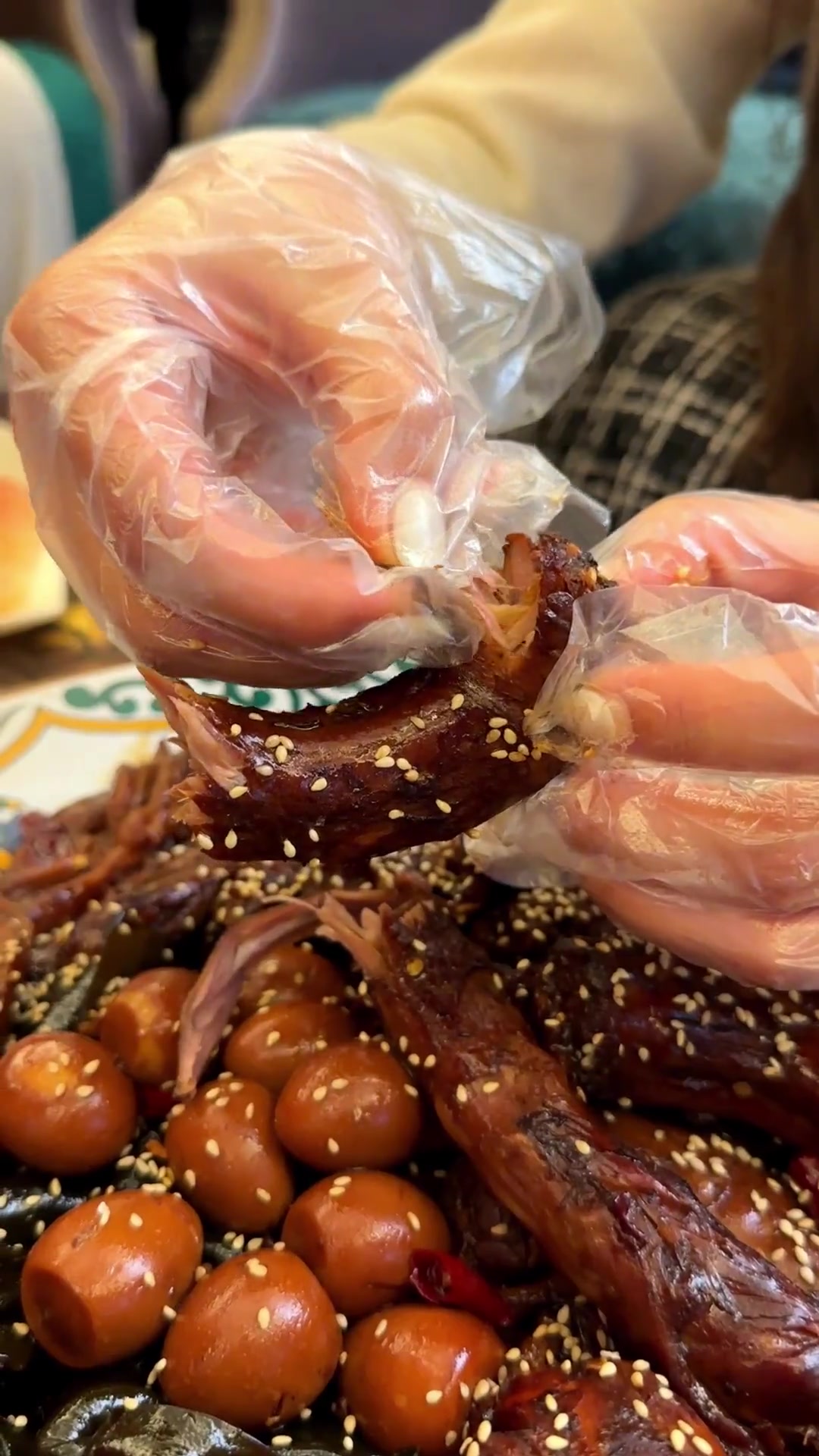 今天花了不到100块卤了满满一锅周黑鸭~孙女说这味道就是她半夜馋的那口儿~