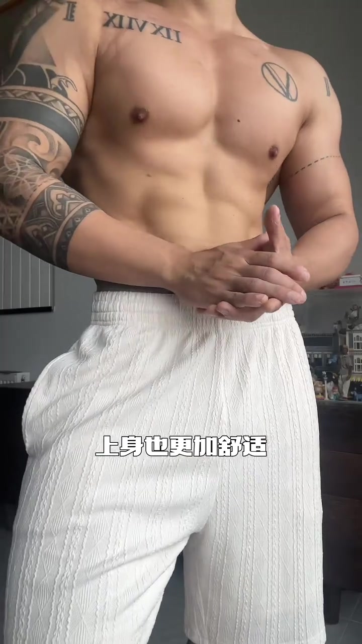 准备出去玩的健身兄弟,进来抄作业!肌肉男的夏日度假穿搭攻略