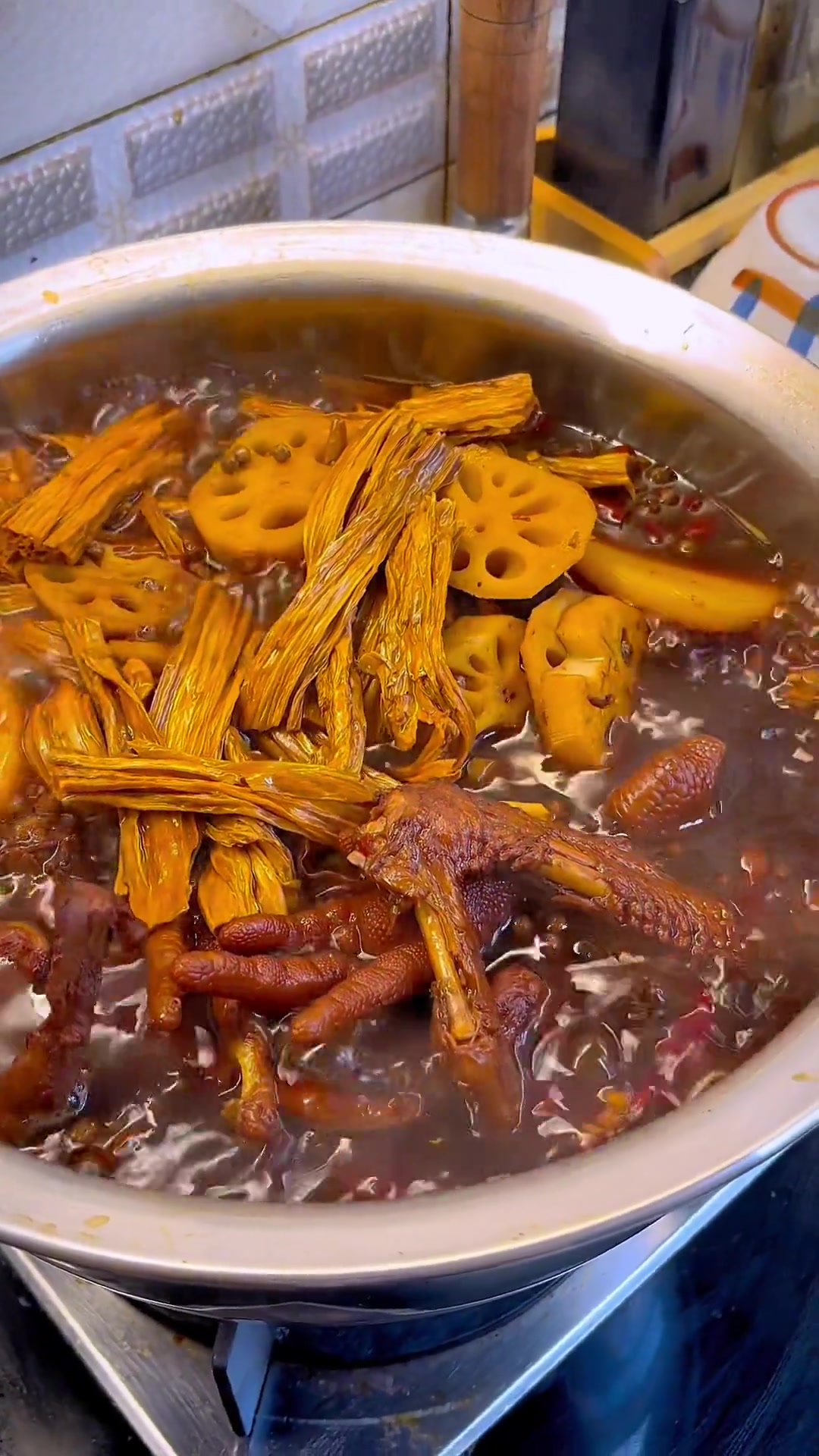 暑假孩子姑姑们带着外甥们在家玩,给他们做了黑鸭配螺蛳粉吃,都说这样搭配的太好吃了