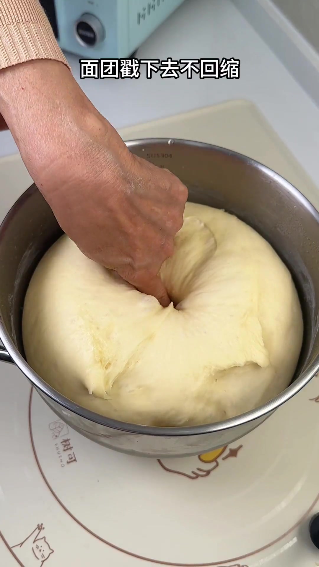 奶奶在家给孩子做毛毛虫面包，健康安全，你打几分？