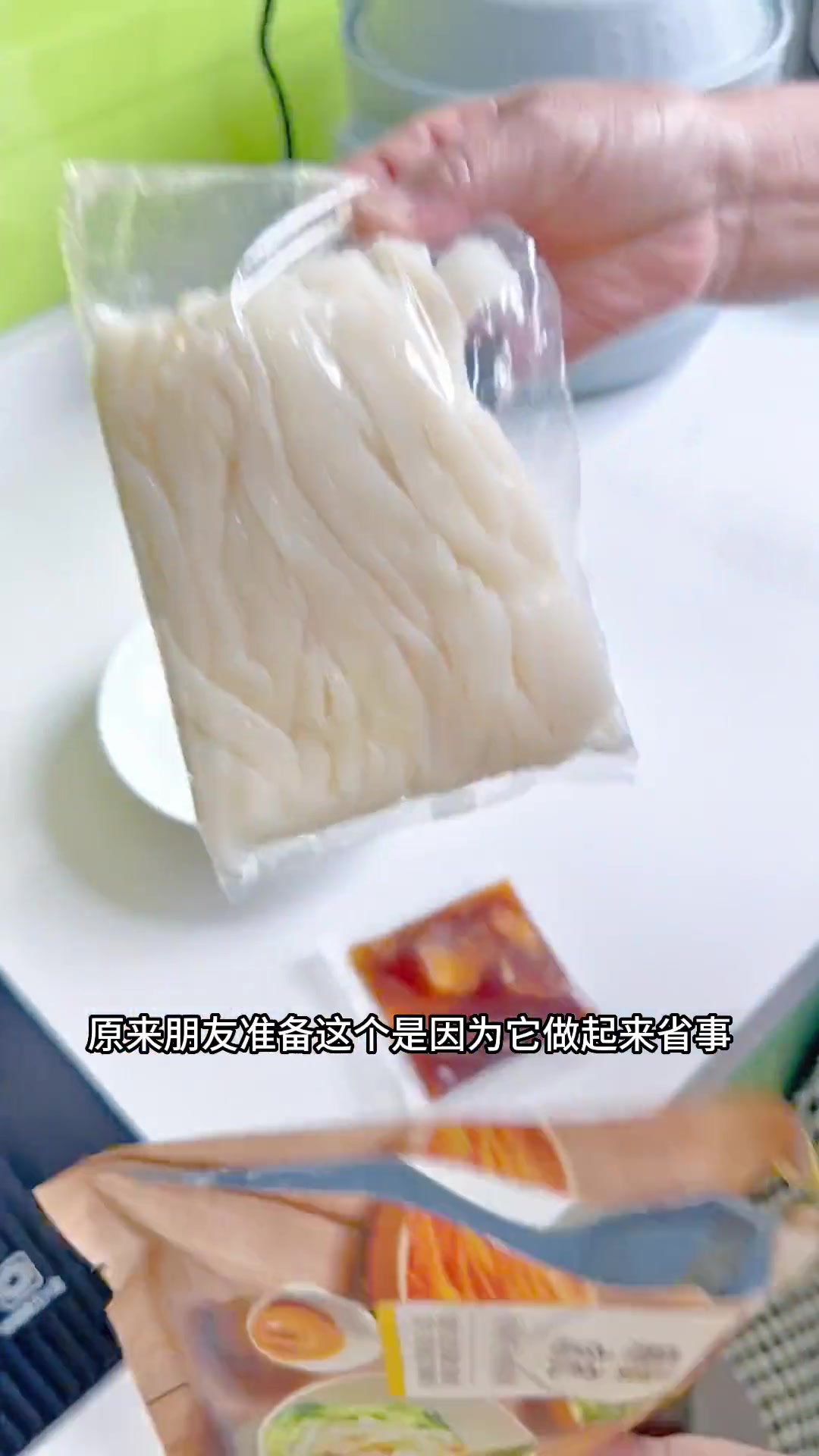 大热天来碗凉皮……这个真的是比方便面还方便,开袋拌一拌就能吃了……