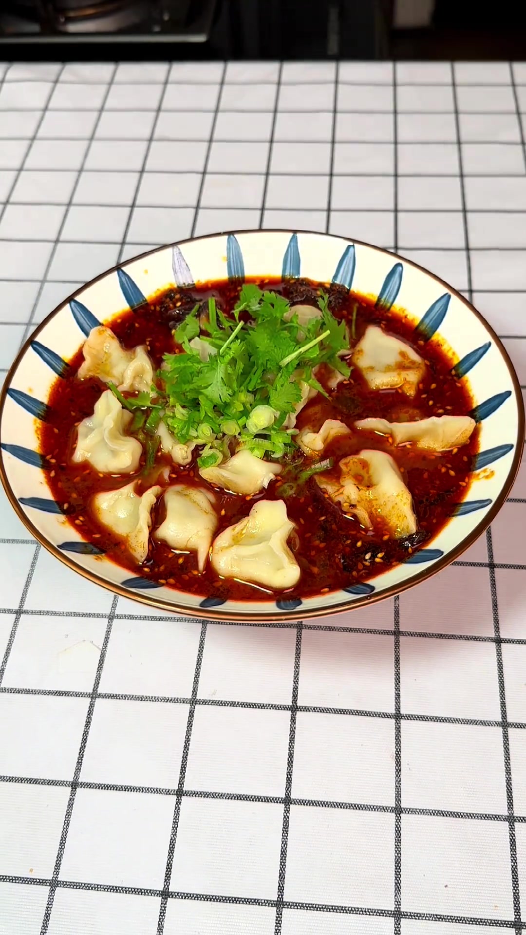 今天成功复制了西安回民街的韭黄牛肉饺子,鲜嫩多汁,太香了
