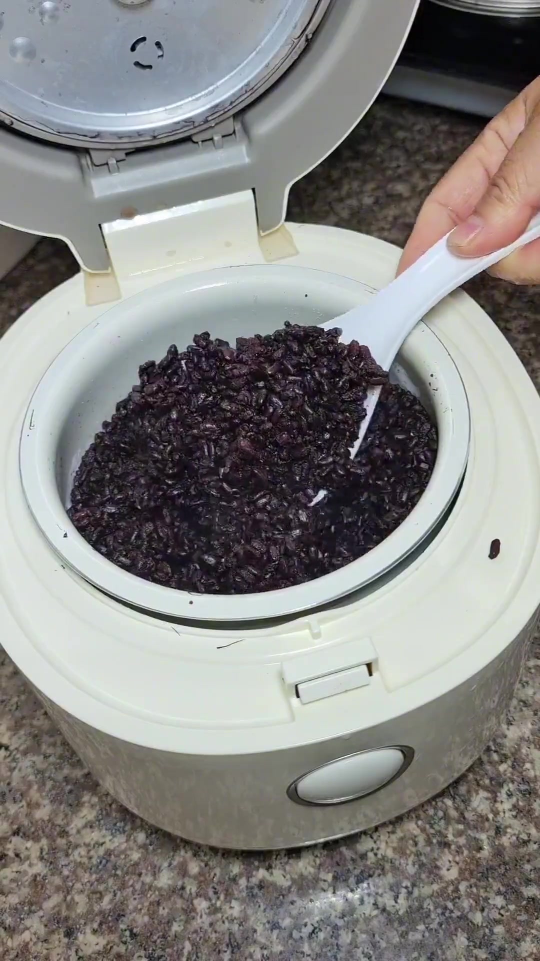 蒸了一锅黑米馒头,松软香甜,黑米香浓郁