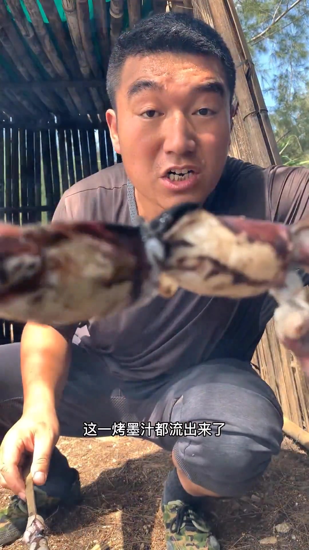 收获的鱿鱼仔上火开烤,烤好后鲜美Q弹汁水直流!