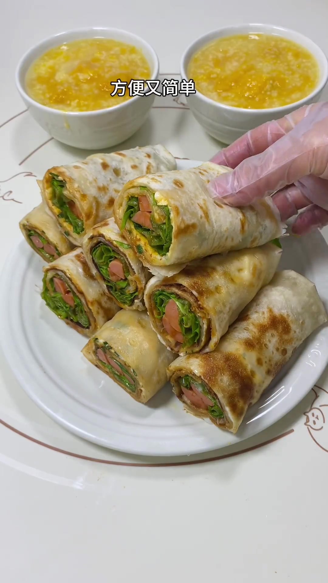 早上不知道吃什么的时候，试试鸡蛋灌饼吧，灌上鸡蛋卷点蔬菜，做法简单又营养美味
