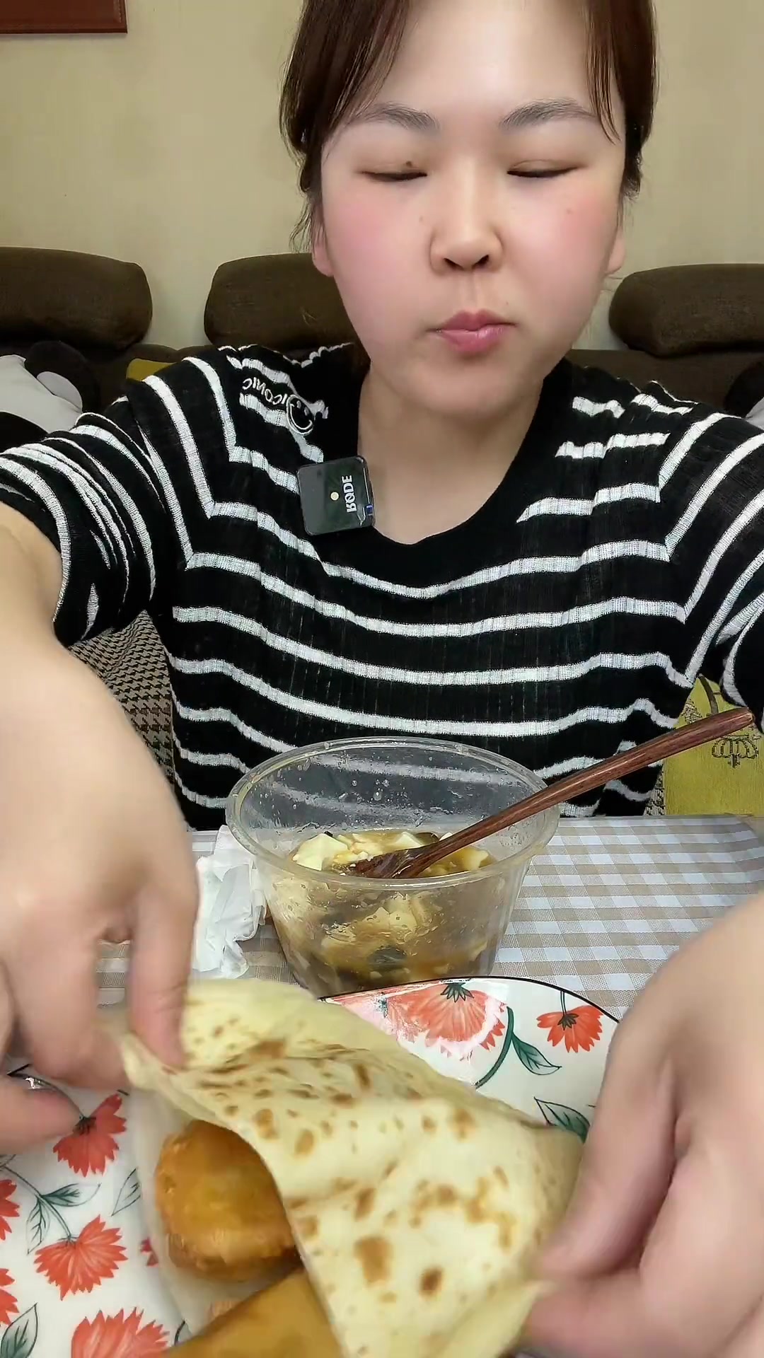 大饼夹藕夹卷圈老豆腐油条肉松咸蛋黄芝士饭团