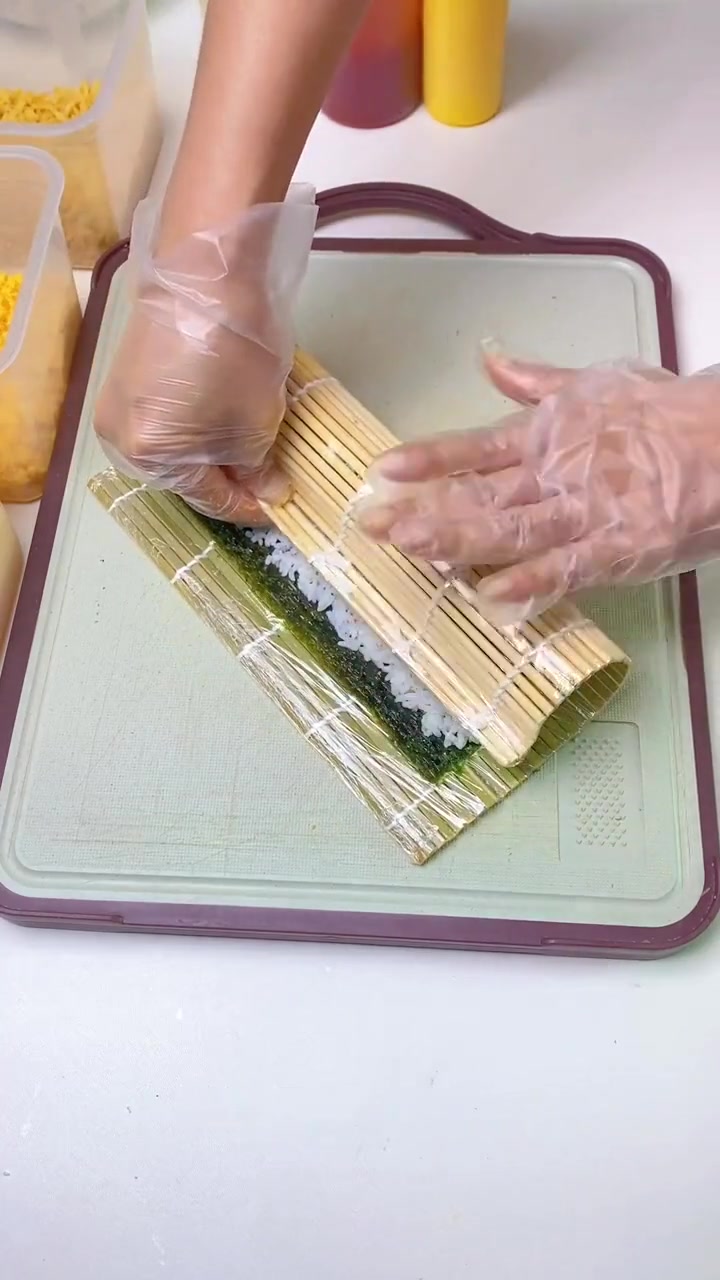 照烧鸡排寿司做法分享给大家,大块肉肉,一口一个,咸口寿司比较适合大众口味哦